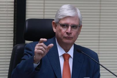 Procurador avisa que delatores da JBS podem perder premiação

DF - PGR/RODRIGO JANOT/DELAÇÃO DA JBS - POLÍTICA - O procurador-geral da República, Rodrigo Janot, em pronunciamento à imprensa, na sede   da PGR, em Brasília, nesta segunda-feira, 4. Ele mandou investigar omissão de   informações em delação da JBS. Áudios com conteúdo grave, eu diria gravíssimo, foram   obtidos pelo Ministério Público Federal na semana passada, precisamente quinta-feira, às   19h. A análise de tal gravação revelou diálogo entre dois colaboradores com referências   indevidas a Procuradoria-Geral da República e ao Supremo Tribunal Federal. Tais áudios   também contêm indícios, segundo esses dois colaboradores, de conduta em tese criminosa   atribuída ao ex-procurador Marcelo Miller.   04/09/2017 - Foto: ANDRÉ DUSEK/ESTADÃO CONTEÚDO

Editoria: POLÍTICA
Local: BRASÍLIA
Indexador: ANDRÉ DUSEK
Fonte: AGENCIA ESTADO
Fotógrafo: ESTADÃO CONTEÚDO