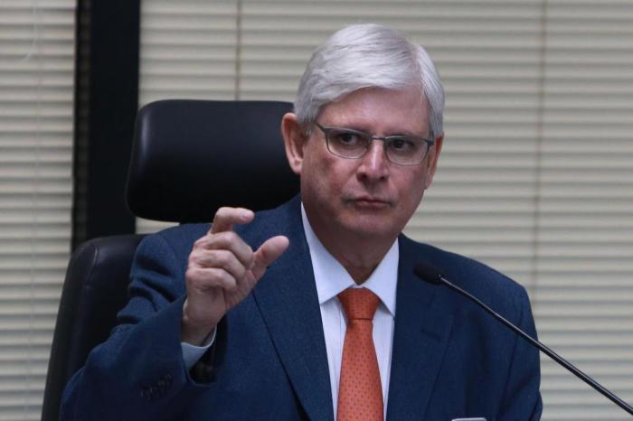 Procurador avisa que delatores da JBS podem perder premiação

DF - PGR/RODRIGO JANOT/DELAÇÃO DA JBS - POLÍTICA - O procurador-geral da República, Rodrigo Janot, em pronunciamento à imprensa, na sede   da PGR, em Brasília, nesta segunda-feira, 4. Ele mandou investigar omissão de   informações em delação da JBS. Áudios com conteúdo grave, eu diria gravíssimo, foram   obtidos pelo Ministério Público Federal na semana passada, precisamente quinta-feira, às   19h. A análise de tal gravação revelou diálogo entre dois colaboradores com referências   indevidas a Procuradoria-Geral da República e ao Supremo Tribunal Federal. Tais áudios   também contêm indícios, segundo esses dois colaboradores, de conduta em tese criminosa   atribuída ao ex-procurador Marcelo Miller.   04/09/2017 - Foto: ANDRÉ DUSEK/ESTADÃO CONTEÚDO

Editoria: POLÍTICA
Local: BRASÍLIA
Indexador: ANDRÉ DUSEK
Fonte: AGENCIA ESTADO
Fotógrafo: ESTADÃO CONTEÚDO