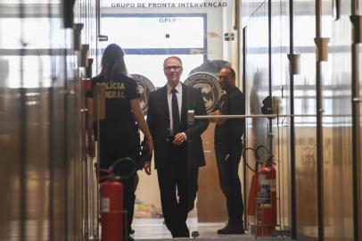  Brazils Olympic Committee chief, Carlos Arthur Nuzman (C) is seen at the Brazilian Federal Police building in Rio de Janeiro, Brazil on September 5, 2017.Rio de Janeiro police launched raids Tuesday against an international corruption scheme accused of bribing the IOC to vote for the citys bid to host last years Olympic Games. / AFP PHOTO / Apu GomesEditoria: CLJLocal: Rio de JaneiroIndexador: APU GOMESSecao: corporate crimeFonte: AFPFotógrafo: STF