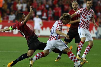  Croatia's Luka Modric (C) vies with Turkey's Arda Turan (L) during the FIFA World Cup 2018 qualifying football match between Turkey and Croatia in Eskisehir, on September 5, 2017.  / AFP PHOTO / ADEM ALTANEditoria: POLLocal: EskisehirIndexador: ADEM ALTANSecao: governmentFonte: AFPFotógrafo: STF