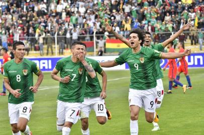 Bolivia's Juan Carlos Arce (#7) celebrates with teammates after scoring against Chile during their 2018 World Cup qualifier football match in La Paz, on September 5, 2017. / AFP PHOTO / AIZAR RALDES