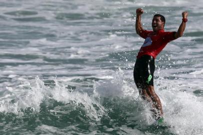 Mineirinho é campeão da etapa do Rio do Circuito Mundial de Surfe

RJ - SURFE/CIRCUITO MUNDIAL/MINEIRINHO - ESPORTES - O brasileiro Adriano de Souza, o Mineirinho, comemora ao conquistar o título da etapa do   Rio do Circuito Mundial de Surfe, que foi disputada em Saquarema, nesta quarta-feira, 17.   Na final, ele superou o australiano Adrian Buchan por 17,63 a 17,23. Com a conquista,   Mineirinho subiu para o segundo lugar do ranking mundial.   17/05/2017 - Foto: FÁBIO MOTTA/ESTADÃO CONTEÚDO

Editoria: ESPORTES
Local: RIO DE JANEIRO
Indexador: FÁBIO MOTTA
Fonte: ESTADAO CONTEUDO
Fotógrafo: ESTADÃO CONTEÚDO