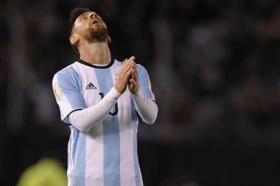 Argentina's Lionel Messi gestures during the 2018 World Cup qualifier football match against Paraguay in Buenos Aires, on September 5, 2017. / AFP PHOTO / Alejandro PAGNI