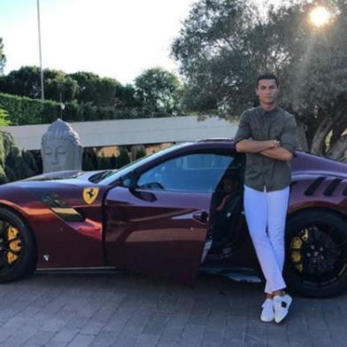 cristiano ronaldo, carro, ferrari