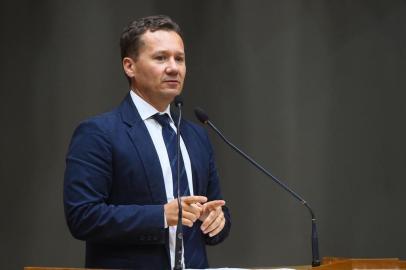 Vereador Mauro Zacher na tribuna da Câmara Municipal de Porto Alegre