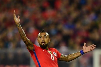 Chile's Arturo Vidal gestures during the 2018 World Cup qualifier football match against Paraguay, in Santiago, on August 31, 2017. / AFP PHOTO / Martin BERNETTI