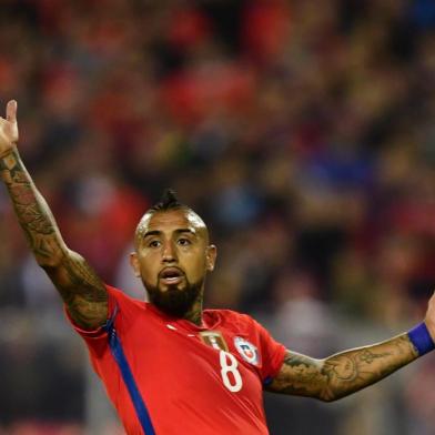 Chile's Arturo Vidal gestures during the 2018 World Cup qualifier football match against Paraguay, in Santiago, on August 31, 2017. / AFP PHOTO / Martin BERNETTI