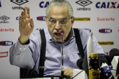 RIO DE JANEIRO â RJ â 23/06/2015 â APRESENTACAO DE CELSO ROTH NO VASCO â Celso Roth e apresentado como novo treinador do Vasco durante coletiva de imprensa em Sao Januario junto do presidente Eurico Miranda. Foto: Ruano Carneiro/AGIF