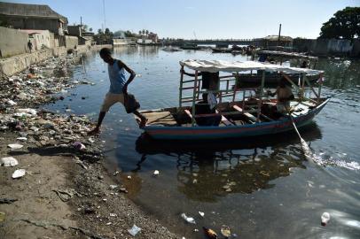  A man jump fron a boat in Mapou River in Cap-Haitien, Haiti, on September 6, 2017.Inhabitants of Shada, a poor riverside community in Cap-Haitien, were surprised to learn that a massive, potentially catastrophic hurricane was headed their way. They are in mortal danger from Irma, but nobody had bothered to warn them. / AFP PHOTO / HECTOR RETAMALEditoria: WEALocal: Cap-HaïtienIndexador: HECTOR RETAMALSecao: reportFonte: AFPFotógrafo: STF