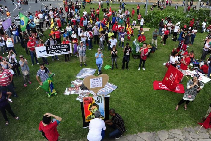  

PORTO ALEGRE, RS, BRASIL, 07-09-2017. Movimentos sociais e CNBB realizam em todo o país, nesta quinta-feira (7), o 23º Grito dos Excluídos. Em Porto Alegre, os manifestantes se concentraram na Rótula das Cuias, para a acolhida e mística.(RONALDO BERNARDI/AGÊNCIA RBS)