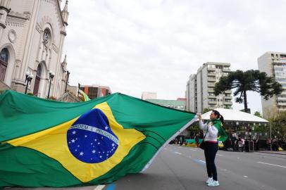  CAXIAS DO SUL, RS, BRASIL (07/09/2017). Semana da Pátria 2017.  Desfile de Sete de Setembro retorna à rua Sinimbu. Dia com temperatura agradável e grande público,  escolas, escoteiros, Brigada Militar, Exército, Bombeiros e  Guarda Municipal participam do desfile de sete de Setembro com fortes aplausos. (Roni Rigon/Pioneiro).