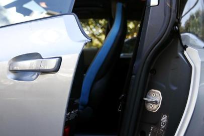  PORTO ALEGRE, RS, BRASIL, 23/08/2017: Carro elétrico de um professor da PUCRS, um dos raros usuários no RS.  (Foto: Carlos Macedo / Agência RBS)