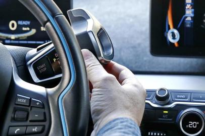  PORTO ALEGRE, RS, BRASIL, 23/08/2017: Carro elétrico de um professor da PUCRS, um dos raros usuários no RS.  (Foto: Carlos Macedo / Agência RBS)