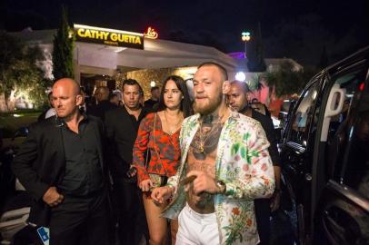 Passadas duas semanas da luta contra Floyd Mayweather pelas regras do boxe, o irlandês Conor McGregor está aproveitando a vida em Ibiza, praia da Espanha. A vida mansa está documentada no Instagram do lutador. As imagens postadas nesta quinta-feira (7) mostram McGregor aproveitando a noite com direito a charuto.