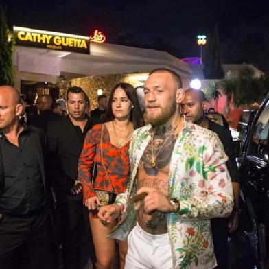 Passadas duas semanas da luta contra Floyd Mayweather pelas regras do boxe, o irlandês Conor McGregor está aproveitando a vida em Ibiza, praia da Espanha. A vida mansa está documentada no Instagram do lutador. As imagens postadas nesta quinta-feira (7) mostram McGregor aproveitando a noite com direito a charuto.