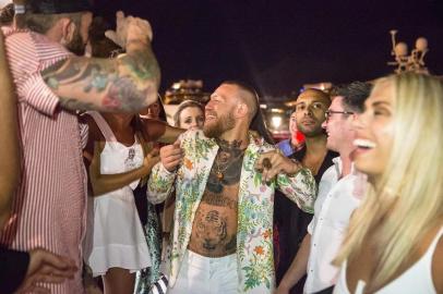 Passadas duas semanas da luta contra Floyd Mayweather pelas regras do boxe, o irlandês Conor McGregor está aproveitando a vida em Ibiza, praia da Espanha. A vida mansa está documentada no Instagram do lutador. As imagens postadas nesta quinta-feira (7) mostram McGregor aproveitando a noite com direito a charuto.