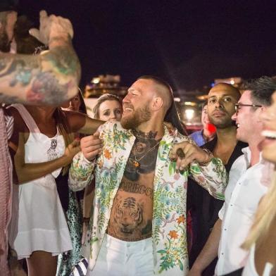 Passadas duas semanas da luta contra Floyd Mayweather pelas regras do boxe, o irlandês Conor McGregor está aproveitando a vida em Ibiza, praia da Espanha. A vida mansa está documentada no Instagram do lutador. As imagens postadas nesta quinta-feira (7) mostram McGregor aproveitando a noite com direito a charuto.