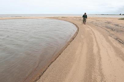  CAMAQUÃ, RS, BRASIL - A odisseia de Giuseppe Garibaldi, matéria especial para o Caderno Doc. Imagem do rio Camaquã desembocando na Lagoa dos Patos, aqui era propriedade de Bento Gonçalves e foi onde Garibaldi construiu os Lanchões e colocou no rio. Caminhando está Raul Moreira, tataraneto de Bento Gonçalves.Indexador: Jefferson Botega