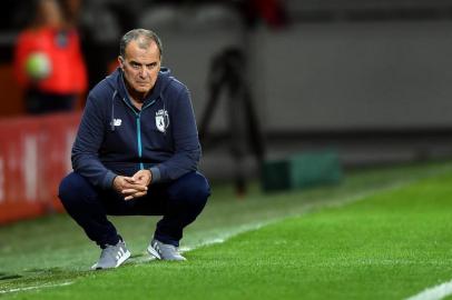 Lilles Argentinian head coach Marcelo Bielsa gesture during the French L1 football match between Lille OSC (LOSC) and Bordeaux at the Pierre-Mauroy Stadium in Villeneuve dAscq, near Lille, northern France, on September 8, 2017.   / AFP PHOTO / DENIS CHARLET