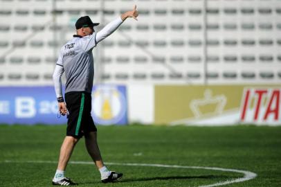  CAXIAS DO SUL, RS, BRASIL 07/09/2017Time do Juventude treina antes de enfrentar o Internacional pela série B. Na foto: O técnico Gilmar Dal Pozzo. (Felipe Nyland/Agência RBS)