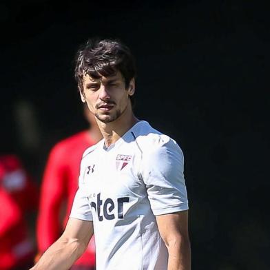 SP - FUTEBOL/SÃO PAULO/TREINO - ESPORTES - O jogador Rodrigo Caio durante treino do São Paulo no CT da Barra Funda, em São Paulo (SP), nesta sexta-feira (11). A equipe se prepara para enfrentar o Cruzeiro-MG em partida válida pelo Campeonato Brasileiro 2017. 11/08/2017 - Foto: NEWTON MENEZES/FUTURA PRESS/FUTURA PRESS/ESTADÃO CONTEÚDO