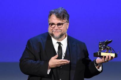 Director Guillermo Del Toro receives the Golden Lion for Best Film with the movie The Shape of Water during the award ceremony of the 74th Venice Film Festival on September 9, 2017 at Venice Lido.  / AFP PHOTO / Filippo MONTEFORTE