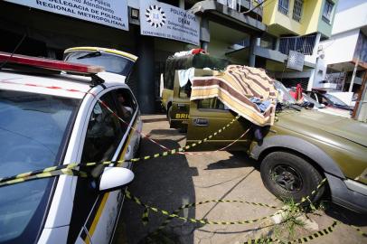  

GRAVATAI, RS, BRASIL.2017-09-10. Viaturas da Brigada Militar e da Gurada Municipal de Gratavai, transformadas em prisões, presos estão em viaturas ha varios dias, algemadados e acorrentados, e fazendo necessidades fisiologicas e garrafas pets, e uportando temperatura de mais 30 graus.(RONALDO BERNARDI/AGENCIA RBS).