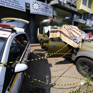  

GRAVATAI, RS, BRASIL.2017-09-10. Viaturas da Brigada Militar e da Gurada Municipal de Gratavai, transformadas em prisões, presos estão em viaturas ha varios dias, algemadados e acorrentados, e fazendo necessidades fisiologicas e garrafas pets, e uportando temperatura de mais 30 graus.(RONALDO BERNARDI/AGENCIA RBS).