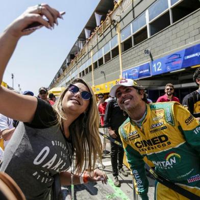  

LONDRINA, PR, BRASIL, 10-09-2017. Público curte visitação aos boxes da Stock Car em Londrina.Pilotos atenderam os fãs com muitas selfies, brindes e autógrafos. (FÉLIX ZUCCO/AGÊNCIA RBS)
Indexador: Felix Zucco