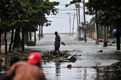  

A man walks in a flooded street during the passage of Hurricane Irma in Havana, on September 9, 2017. 
Irmas blast through the Cuban coastline weakened it to a Category Three, but it is still packing winds of 125 miles (200 kilometer) per hour. / AFP PHOTO / YAMIL LAGE

Editoria: WEA
Local: Havana
Indexador: YAMIL LAGE
Secao: report
Fonte: AFP
Fotógrafo: STF