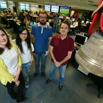  

PORTO ALEGRE, RS,  BRASIL, 08-09-2017. Os editores da hora de ZH, Debora Predella e Jaisson Valim, com Sabrina Passos, gerente de produto digital, e Nilson Vargas, editor-chefe do jornal ZH, com o sino da redação. (LAURO ALVES/AGÊNCIA RBS)