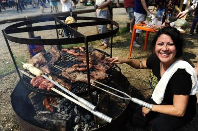  

PORTO ALEGRE, RS, BRASIL, 10-09-2017. Mulheres assam churrasco no Acampamento Farroupilha, no Parque Harmonia. Na foto: Patrícia Cruz (RONALDO BERNARDI/AGÊNCIA RBS)