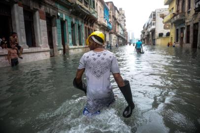  

Cubans wade through a flooded street in Havana, on September 10, 2017.
Deadly Hurricane Irma battered central Cuba on Saturday, knocking down power lines, uprooting trees and ripping the roofs off homes as it headed towards Florida. Authorities said they had evacuated more than a million people as a precaution, including about 4,000 in the capital.
 / AFP PHOTO / YAMIL LAGE

Editoria: WEA
Local: Havana
Indexador: YAMIL LAGE
Secao: report
Fonte: AFP
Fotógrafo: STF
