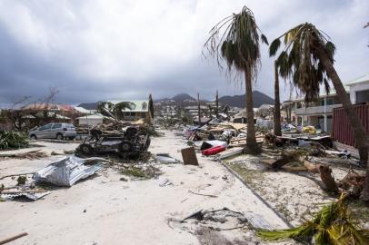 foto tirada em 7 de setembro de 2017 mostra danos em Orient Bay na ilha das Caraibas francesas de Saint-Martin, após a passagem do furacão Irma