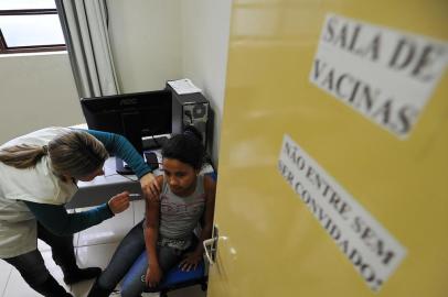  

SANTA MARIA, RS, BRASIL. 30/05/2017.
Primeiro dia vacinação gripe ampliada população geral. NA FOTO: Luiza ¿ blusa cinza ¿ tomando vacina ¿ 10 anos
FOTO: GABRIEL HAESBAERT / NEWCO DSM