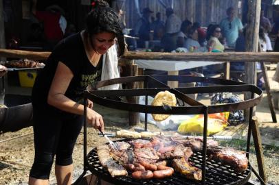  

PORTO ALEGRE, RS, BRASIL, 10-09-2017. Mulheres assam churrasco no Acampamento Farroupilha, no Parque Harmonia. Na foto: Patrícia Cruz (RONALDO BERNARDI/AGÊNCIA RBS)