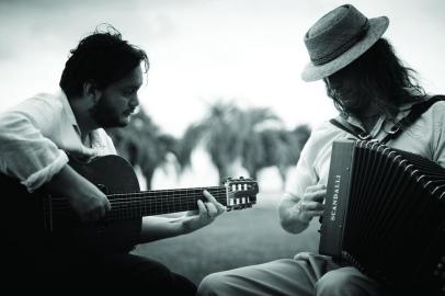 Borghetti Yamandu - O Filme
Lançamento e exibição do documentário musical dirigido por Rene Goya Filho
Renato Borghetti - Gaita ponto; Daniel Sá - Violão; Yamandu Costa - Violão 7 cordas e Guto Wirtti - Contrabaixo.