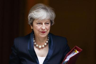 
A primeira-ministra da Grã-Bretanha, Theresa May, deixa 10 Downing Street, no centro de Londres, em 6 de setembro de 2017, a caminho das Casas do Parlamento para falar nas Perguntas do Primeiro Ministro (PMQs).
A Grã-Bretanha pretende impor limites aos trabalhadores pouco qualificados da UE e restringir a chegada dos membros da família europeus após Brexit, de acordo com um documento vazado publicado no site do jornal Guardian no final da terça-feira./ AFP PHOTO / Tolga AKMEN