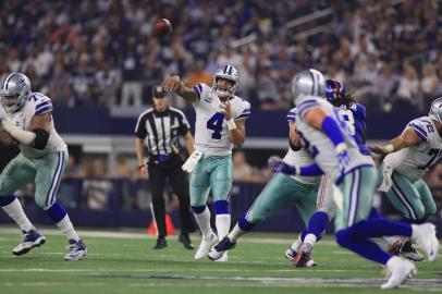 New York Giants vs Dallas CowboysARLINGTON, TX - SEPTEMBER 10: Dak Prescott #4 of the Dallas Cowboys throws to Jason Witten #82 of the Dallas Cowboys during play against the New York Giants at AT&T Stadium on September 10, 2017 in Arlington, Texas.   Ronald Martinez/Getty Images/AFPEditoria: SPOLocal: ArlingtonIndexador: RONALD MARTINEZSecao: American FootballFonte: GETTY IMAGES NORTH AMERICAFotógrafo: STF