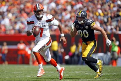 Pittsburgh Steelers v Cleveland Browns

CLEVELAND, OH - SEPTEMBER 10: DeShone Kizer #7 of the Cleveland Browns eludes T.J. Watt #90 of the Pittsburgh Steelers at FirstEnergy Stadium on September 10, 2017 in Cleveland, Ohio.   Justin K. Aller/Getty Images/AFP

Editoria: SPO
Local: Cleveland
Indexador: Justin K. Aller
Secao: American Football
Fonte: GETTY IMAGES NORTH AMERICA
Fotógrafo: STR