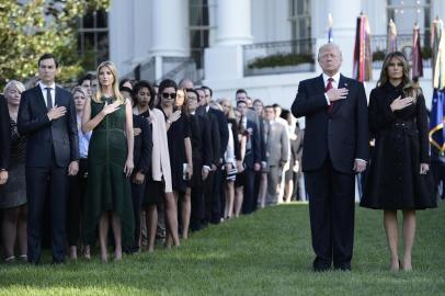 US President Donald Trump and First Lady Melania Trump, senior advisor Jared Kushner (L) and Ivanka Trump observe a moment of silence on September 11, 2017, at the White House during the 16th anniversary of 9/11. / AFP PHOTO / Brendan SMIALOWSKI