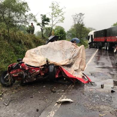  

Um acidente matou quatro pessoas na manhã desta segunda-feira (11) na BR-386, em Frederico Westphalen, na Região Norte do Estado. De acordo com a Polícia Rodoviária Federal (PRF), a colisão ocorreu por volta das 9h no km 28 da rodovia, próximo ao posto Daniela.