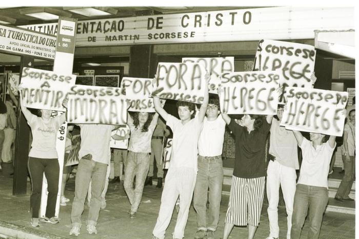 #PÁGINA:03

Protestantes reclamam na porta do Cine São João, em 1988, quando da estréia de A última tentação de cristo.
 Fotógrafo: Antônio Sandro
 Data Evento: 00/00/1988