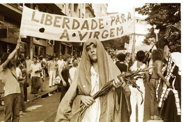 #PÁGINA:03

Estudantes e integrantes do grupo teatral Ói Nóis Aqui Traveiz fizeram manifestações nas ruas de POA para pedir a liberação do filme Je Vous Salue, Marie, em 1986.
