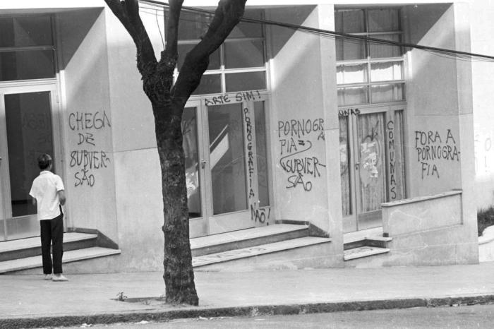 Pichamento do Teatro Leopoldina. Roda Viva foi suspensa. Depois da primeira apresentação no Teatro Leopoldina, em Porto Alegre, a polêmica peça de Chico Buarque foi retirada de cartaz devido a uma determinação da Censura Federal.

#ENVELOPE:52943
 Fotógrafo: La Hire