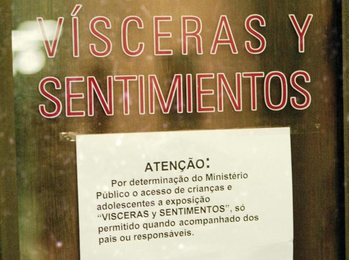  

Exposição Visceras y Sentimientos.
Local: Galeria Iberê Camargo, na Usina do Gasômetro.
Uma polêmica em torno da denúncia do presidente da Câmara Municipal, o vereador Luiz Braz (PTB), sobre a exposição,  considerada por ele pornográfica, atraiu a curiosidade do público no final de semana.
Por determinação do Ministério Público, que acatou a denúncia do vereador,  o acesso de crianças e adolescentes à exposição só é permitido quando acompanhados de pais ou responsáveis. As fotos que provocaram a discussão são do espanhol Pep Admetlla e reproduzem cenas de um vídeo de sexo explícito em imagens azuladas. 
-
#ENVELOPE: 215708