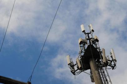  

PORTO ALGRE,  RS-, BRASIL, 17/07/2012, 12:00HS -  Antena de telefonia móvel da Vivo, localizada na rua Beck esquina com a Getúlio Vargas . (FOTO: FERNANDO GOMES / ZERO HORA)