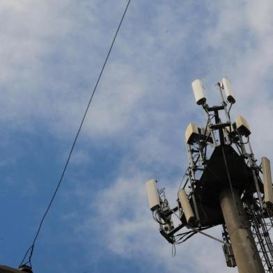  PORTO ALGRE,  RS-, BRASIL, 17/07/2012, 12:00HS -  Antena de telefonia móvel da Vivo, localizada na rua Beck esquina com a Getúlio Vargas . (FOTO: FERNANDO GOMES / ZERO HORA)