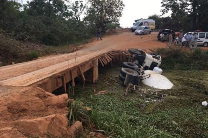 Um caminhão carregado de cimento caiu de uma ponte, na tarde desta segunda-feira (11), na Avenida das Indústrias, na zona norte de Porto Alegre. O veículo ficou quase submerso em um arroio que passa por baixo da travessia.