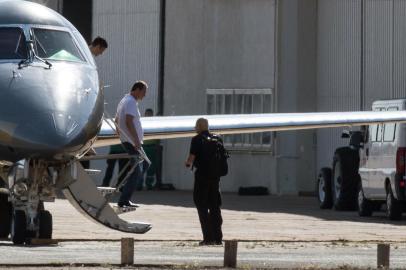 EMPRESÁRIO DESEMBARCA EM BRASÍLIA

DF - TRANSFERÊNCIA/JOESLEY BATISTA/BRASÍLIA - POLÍTICA - O empresário Joesley Batista (2º/e)     desembarca no hangar da Polícia     Federal, no aeroporto de Brasília, na     tarde desta segunda-feira, 11. Joesley     e o executivo Ricardo Saud, da J&F,     seguiram para a Superintendência da PF,     onde eram aguardados por um pequeno     grupo de manifestantes que comemorou     com fogos de artifício a detenção dos     executivos.   17/07/2017 - Foto: SUAMY BEYDOUN/AGIF/ESTADÃO CONTEÚDO

Editoria: POLÍTICA
Local: BRASÍLIA
Indexador: SUAMY BEYDOUN
Secao: Temas
Fonte: AGIF
Fotógrafo: AGIF